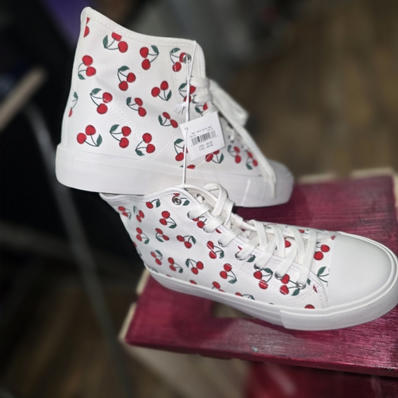 American Eagle Canvas Cherry Hightops size 10 - Picture 5 of 7